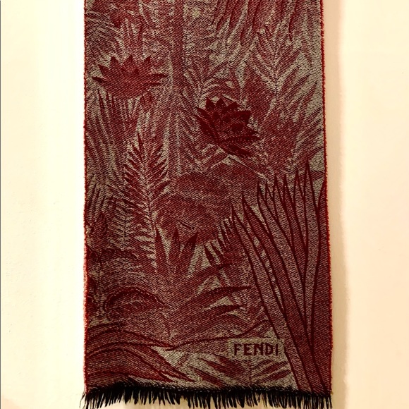 Fendi reversible Lotus/Rising Sun stole/scarf, wool blend, great condition - Picture 6 of 9